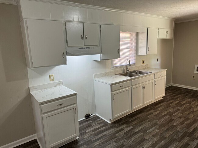 Building Photo - 3 Bedroom Home - Vouchers Accepted - Domin...