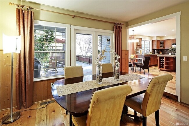 Building Photo - Bellevue 4 bd 2.5 bath house close to Micr...