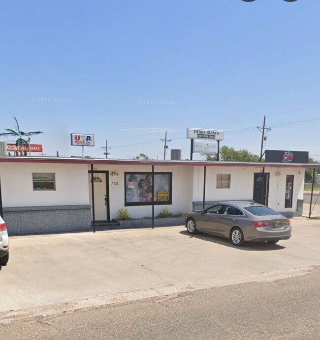 Foto del edificio - 720-724 E Tierra Blanca Rd
