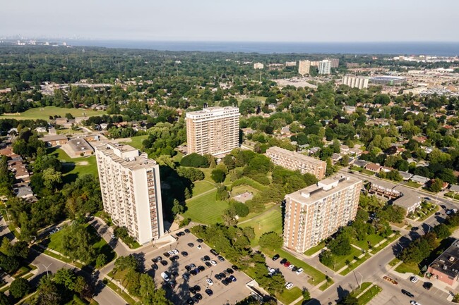 Photo du bâtiment - Park Royal Village Apartments