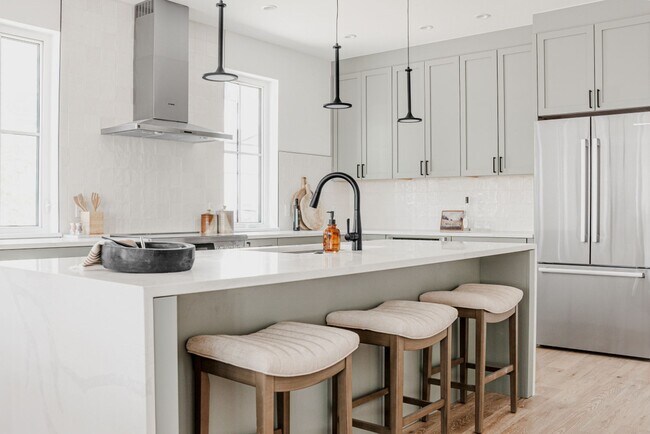 Building Photo - Brand New 5 Bedroom 4 Bathroom Home With O...