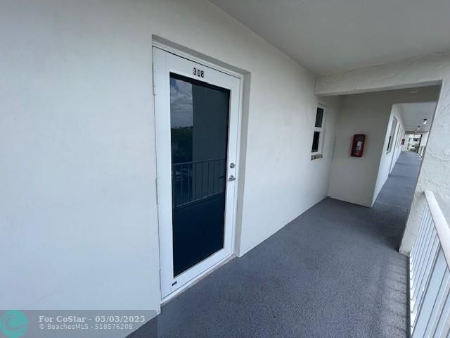 Foto del edificio - 8600 Sunrise Lakes Blvd