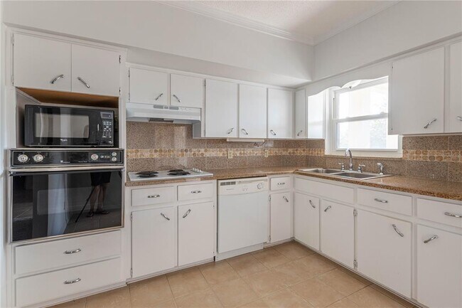 Building Photo - 2350 Haitian Dr
