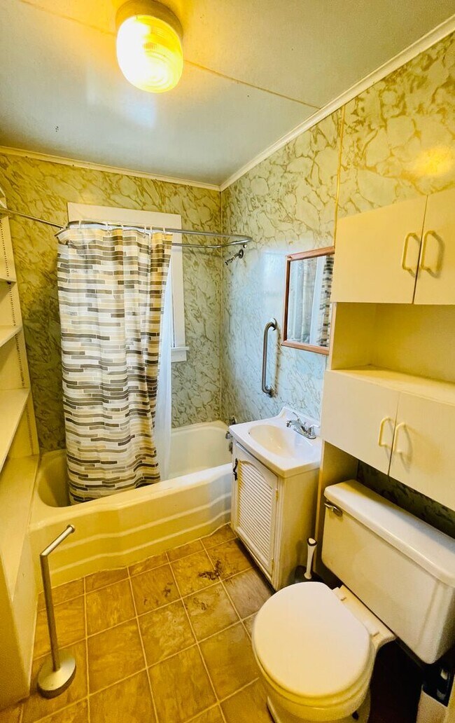 Building Photo - Great Location! 2 Bedroom, 1 Bathroom home...