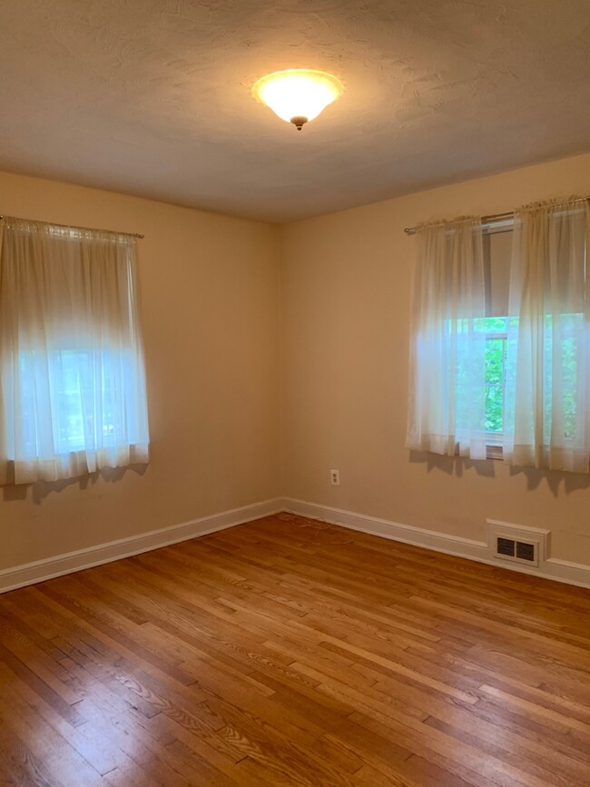 Building Photo - "Painting in process" Spacious 3/2 Silver ...