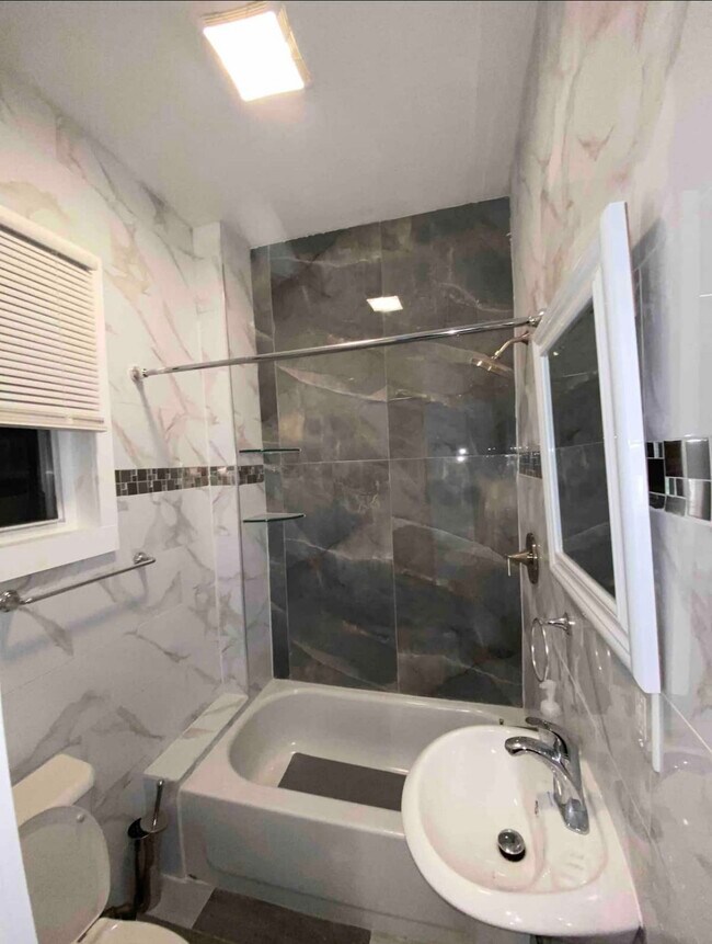 BAÑO - 14320 Lakewood Ave
