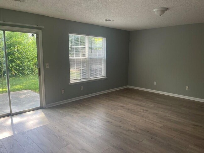Building Photo - End unit in Creekview Commons
