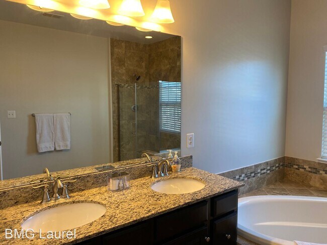 Foto del edificio - 3 br, 3 bath House - 15804 Swanscombe Loop