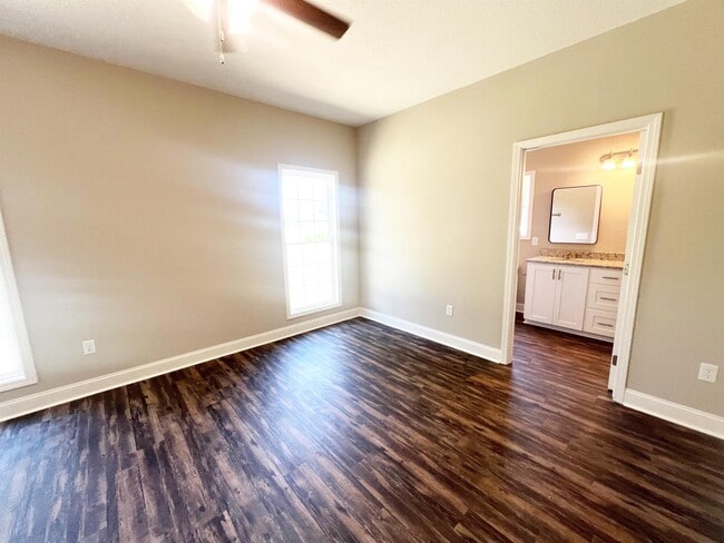 Building Photo - 203 Silverthorn Dr