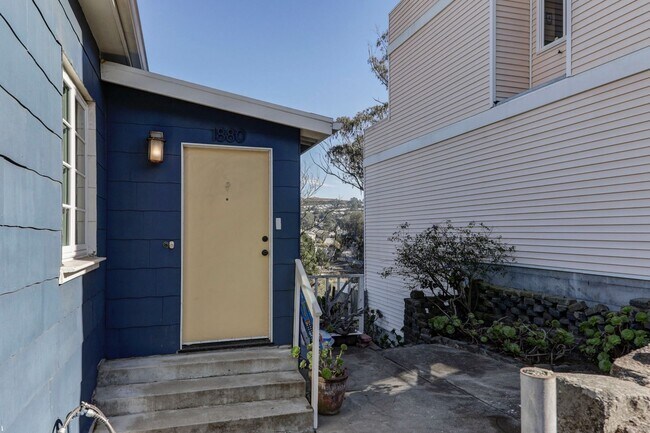 Building Photo - 2 Bedroom / 1 Bathroom Inner Sunset home w...