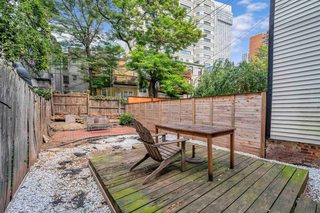 Primary Photo - 18 Mercer St