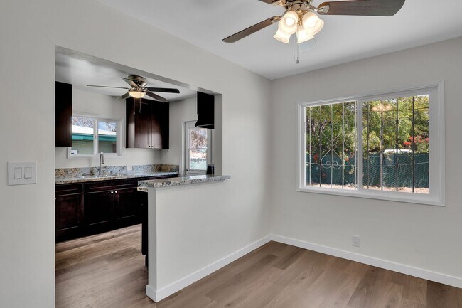 Foto del edificio - Beautifully Renovated 3 Bedroom Home with Large Yard & Garage!