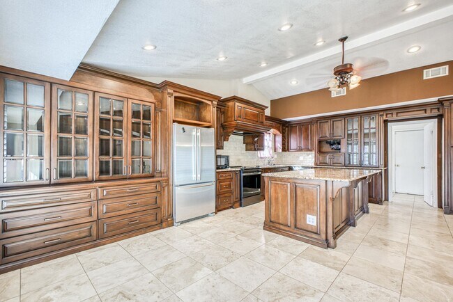 Building Photo - Beautiful House with 4 bed - 2 baths - office & covered big Jacuzzi