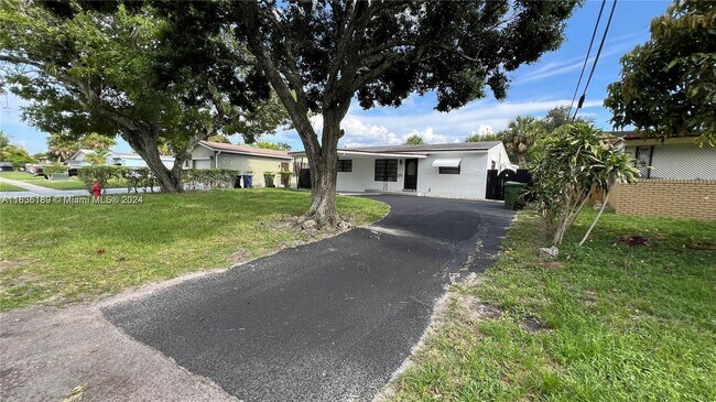 Building Photo - 2748 SW 8th St