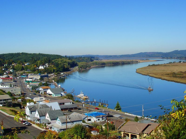 Hermosa curva sur en el pintoresco río Willapa y la bahía - 827 Water St