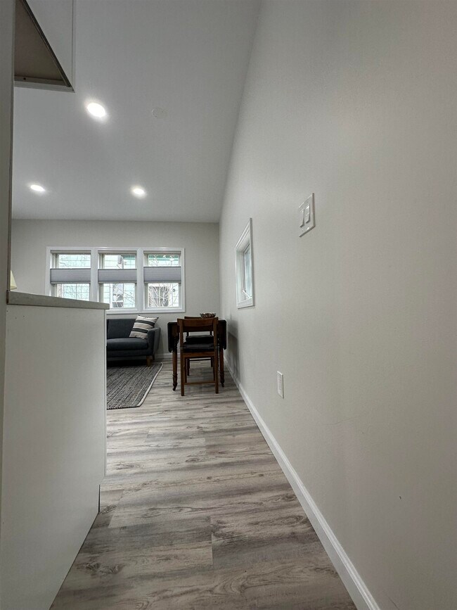 Building Photo - 527 Hudson Ave