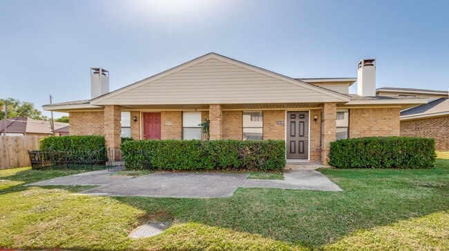 Photo - Charming 2-Bedroom Townhome in Irving with...