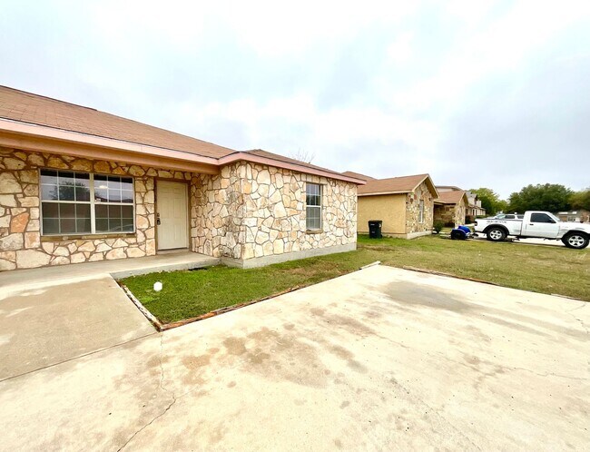 Foto del edificio - **APPLICATION RECEIVED** **MOVE IN SPECIAL** Charming 3-Bed, 2-Bath Home with Fenced Yard – Pet F...