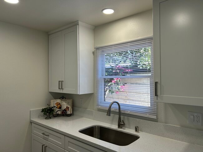 Building Photo - 629 S Glassell St