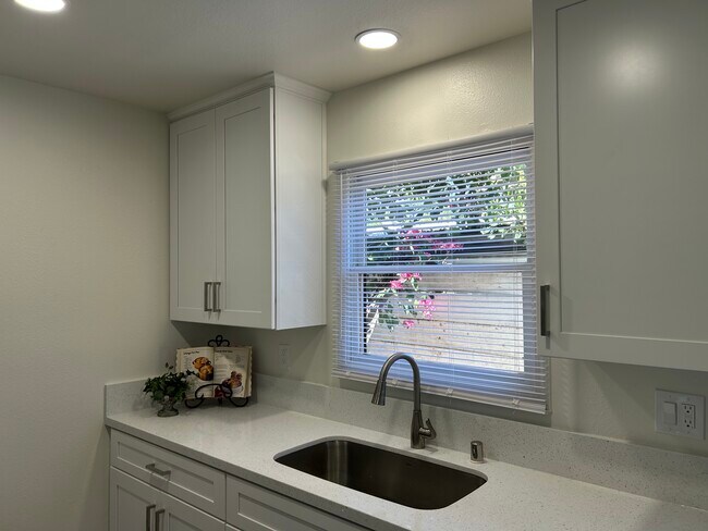 Foto del edificio - 629 S Glassell St