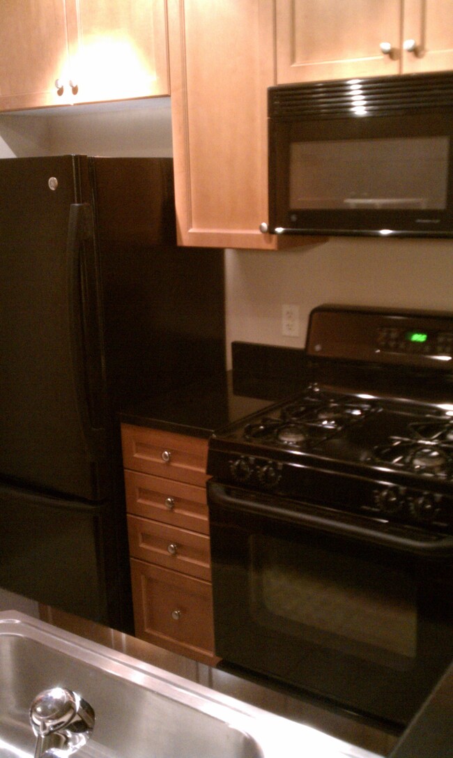 Kitchen - 851 N Glebe Rd