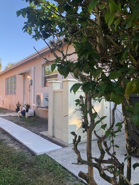 Entrada principal del estudio - 851 SW 49th Ter