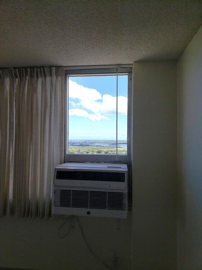 Foto del edificio - Century Park Plaza Condo - 1 bedroom, 1 bath, 1 parking - Avail 11/9/24