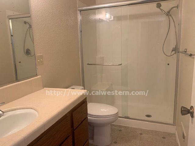 Building Photo - Spacious Duplex In Convenient Location