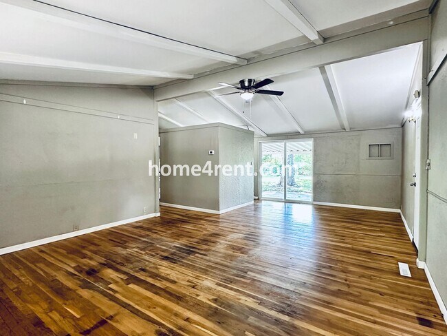 Building Photo - Cozy Ranch Style Home w/ Wood Floors and P...