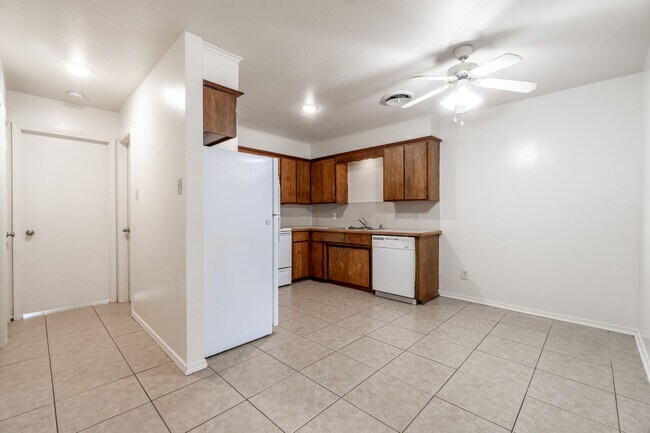 Foto del edificio - 6824-6826 Jackson Duplex