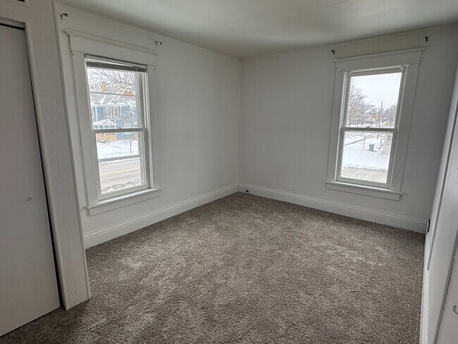 Foto del edificio - 321 W 5th St