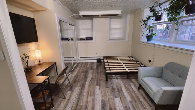 Foto del edificio - 834 Adee Ave