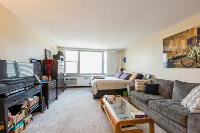 Foto del edificio - 555 W Cornelia Ave