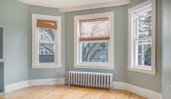 Building Photo - 3 br, 1 bath Triplex - 10 Bearse Ave