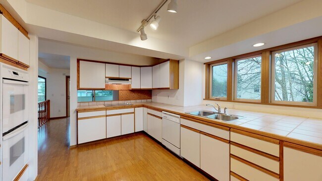 Foto del edificio - Browns Point large duplex - 2800+ sq ft,  4 bed/2.75 bath with 3 car garage - Available March 10 ...