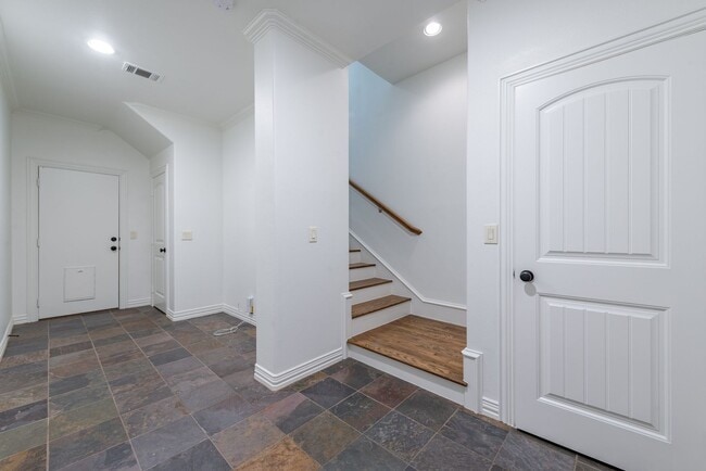 Foto del edificio - Beautiful Tuscan feel Condo Lower Greenville area