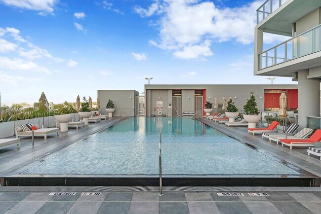 Building Photo - 2000 Metropica Wy