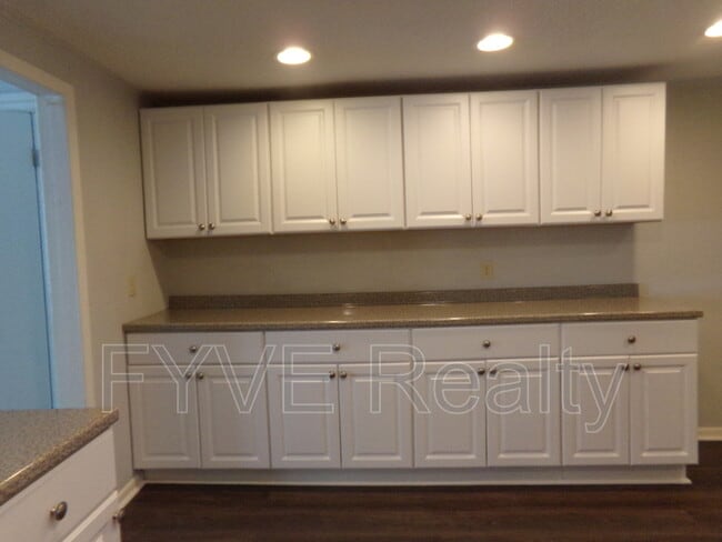 Building Photo - 1707 Edwards Way