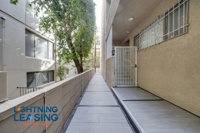 Building Photo - 410 N Palm Dr