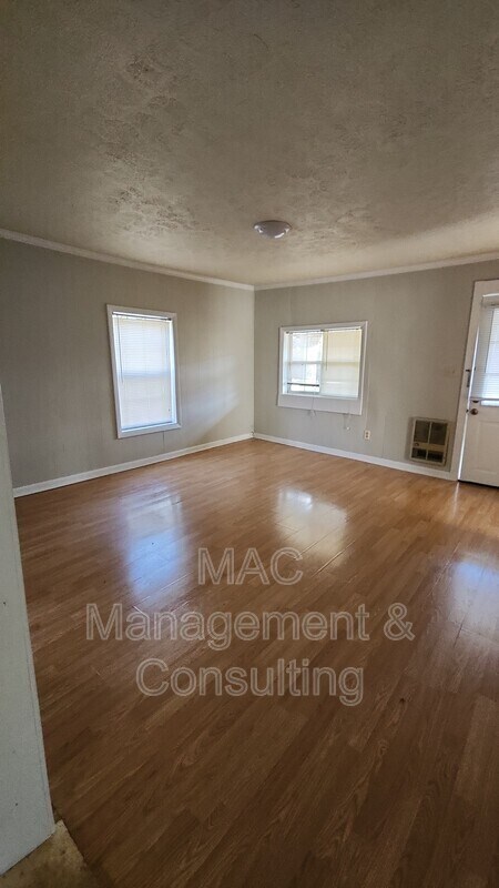 Building Photo - 311 S Mark Twain St