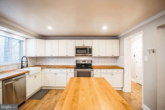 Foto del edificio - 16080 Deer Park Dr