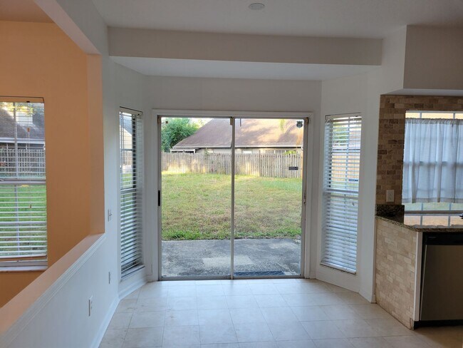 Building Photo - Spacious 4/2.5 Home In Lake Mary