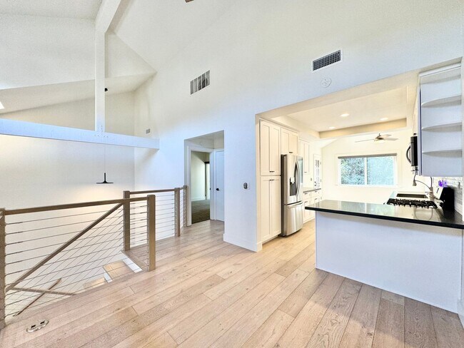 Foto del edificio - Stunning 3BD Home in Costa Mesa — 2 Car Attached Garage, Pool, Tennis Court & Modern Upgrades