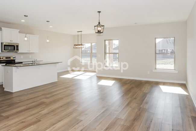 Building Photo - Fantastic 4bd/2ba home! Coming soon!
