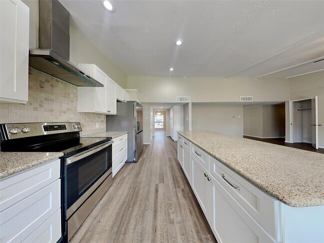 Foto del edificio - 5618 Hickory Forest Dr