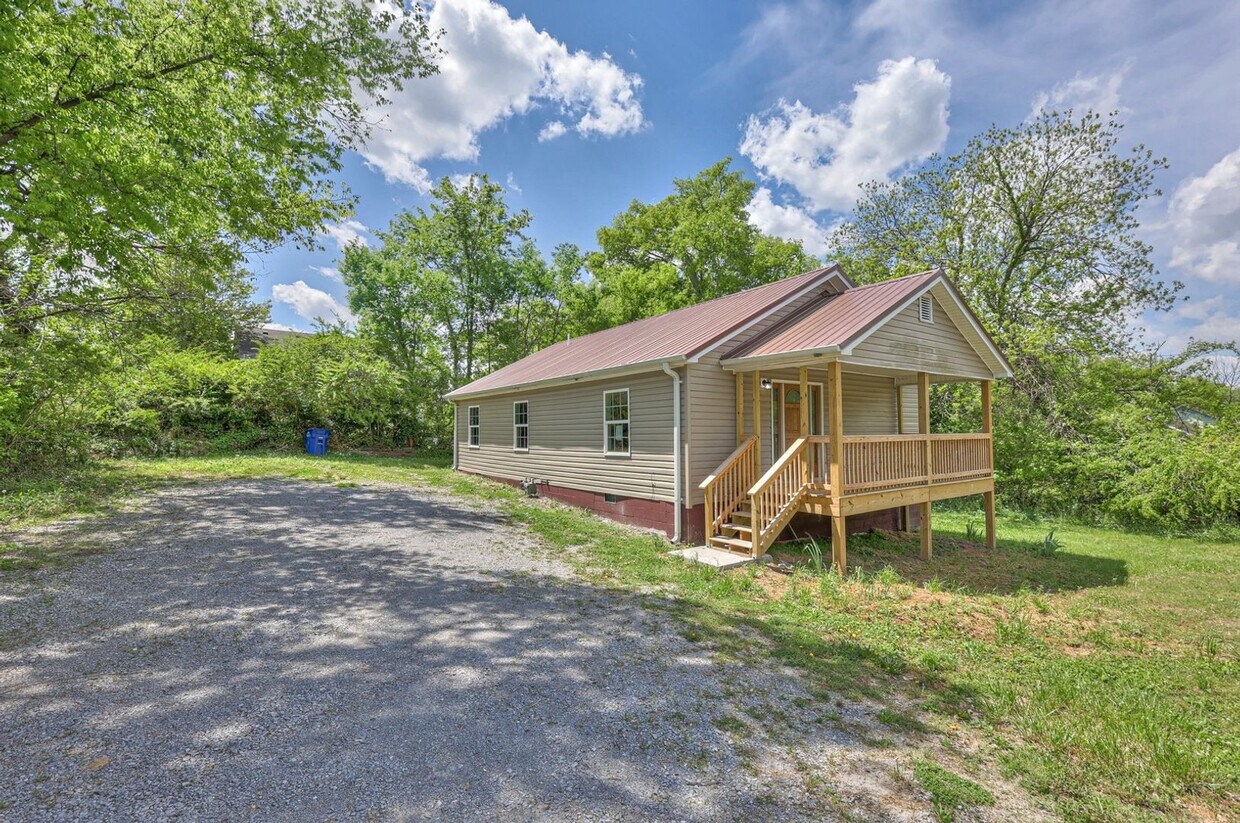 Primary Photo - Fully Renovated 3 Bed 1 Bath Near Downtown...