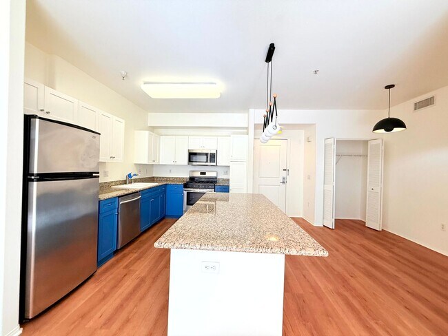 Foto del edificio - Gorgeous Spacious 2 Bedroom - 2 bath Condo with parking in Little Tokyo