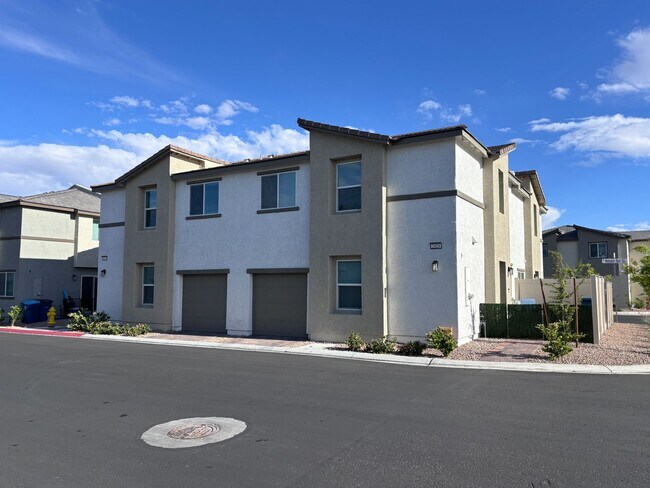 Building Photo - Modern 2024 Townhome in Gated Community with Resort-Style Amenities