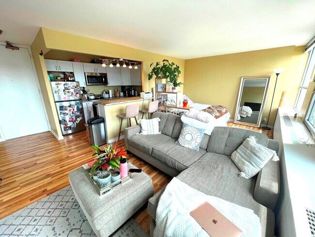 Foto del edificio - 2626 N Lakeview Ave