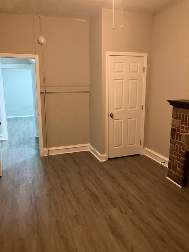 Building Photo - Rare 7-Bedroom, 3.5-Bath Home with Generous Living Space